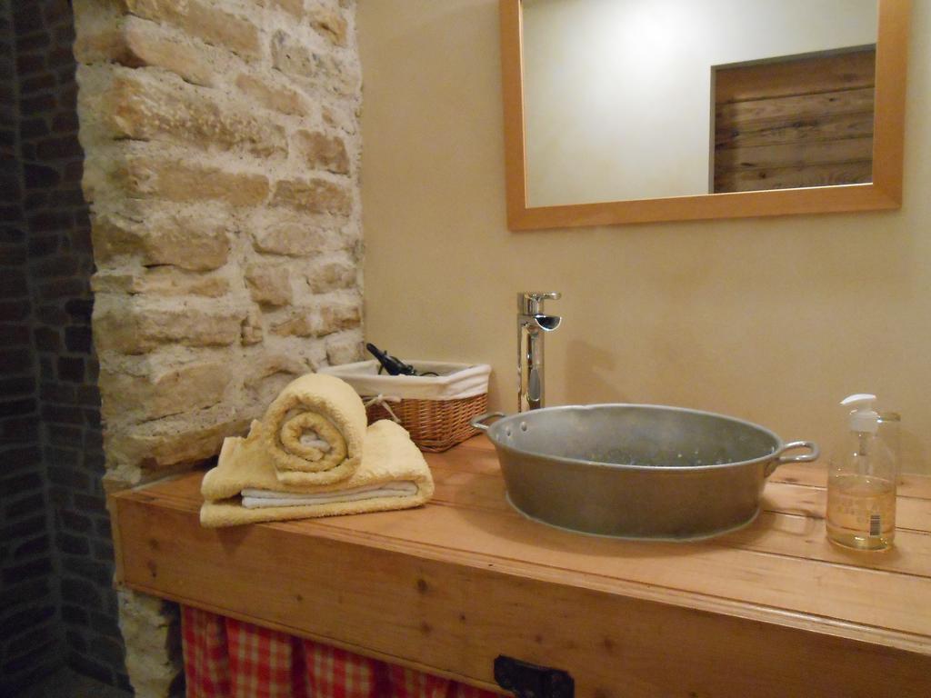 Les Grands Pres Bed and Breakfast Geney Δωμάτιο φωτογραφία
